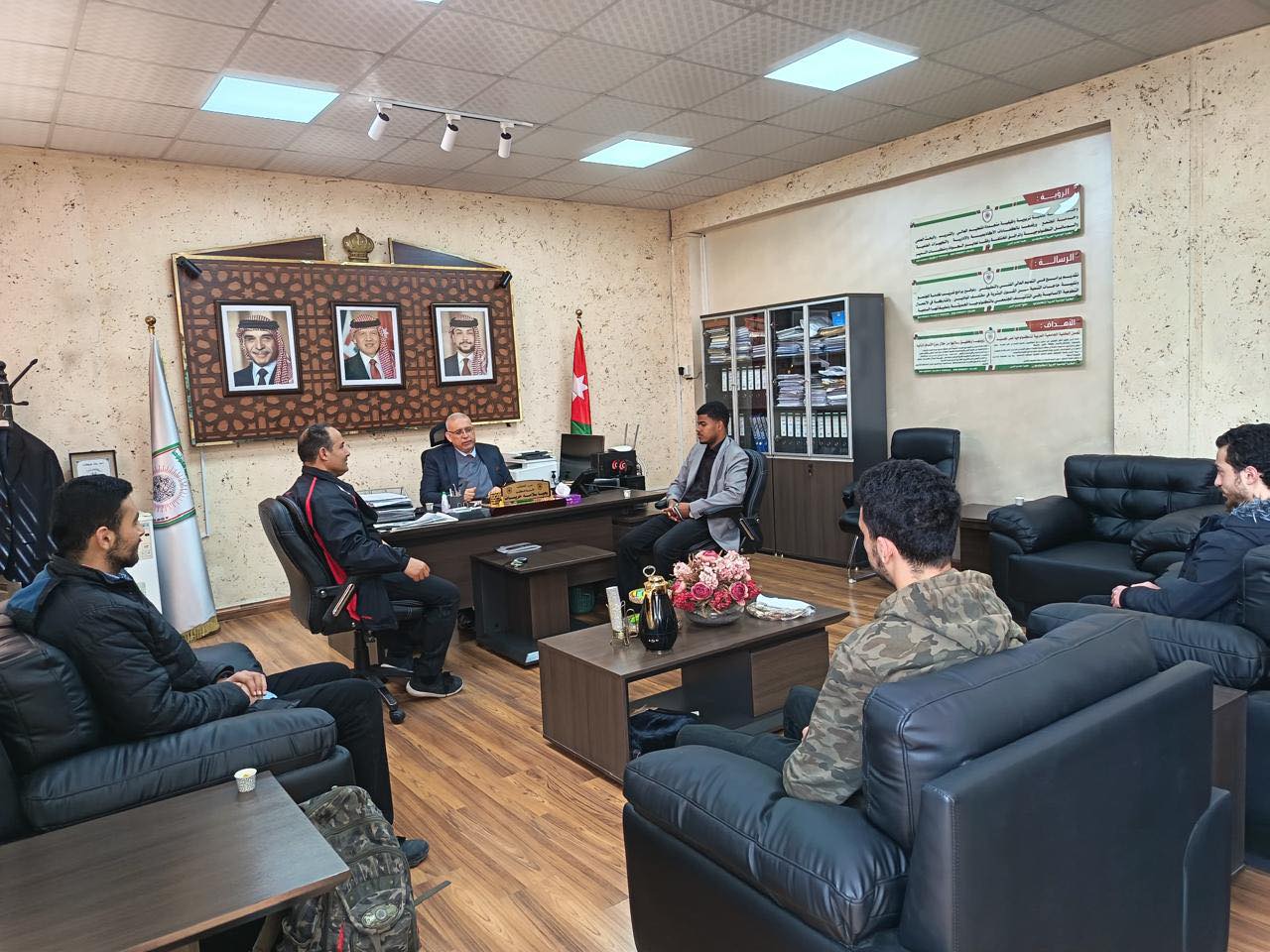 عميد الكلية الجامعية العربية للتكنولوجيا يكرم فريق الشطرنج