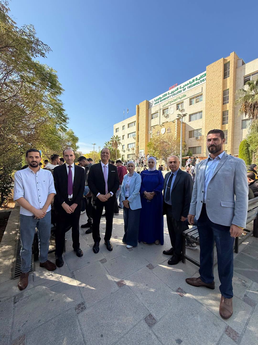 بدايتنا أحلى… وتفاصيلنا أجمل✨ جانب من البازار ضمن فعاليات استقبال الطلبة الجدد في الكلية الجامعية العربية للتكنولوجيا، في أجواء شبابية مليئة بالحيوية والتفاعل، بتنظيم قسم شؤون الطلبة بالتعاون مع الأقسام الأكاديمية، وبمشاركة السيدة أسماء مسامح.