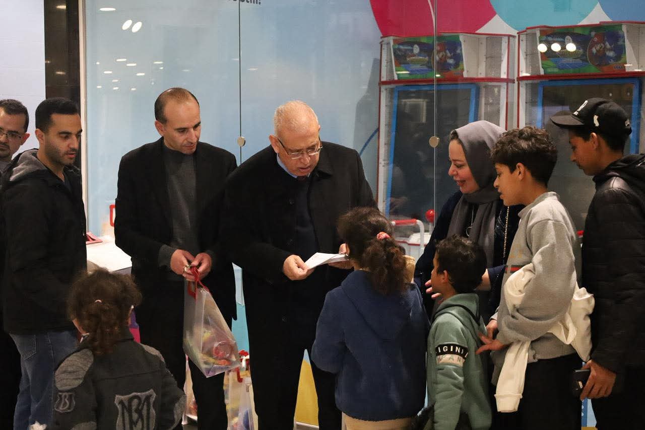 الكلية الجامعية العربية للتكنولوجيا تدخل الفرح إلى قلوب الأيتام بإفطار رمضاني في أفينيو مول