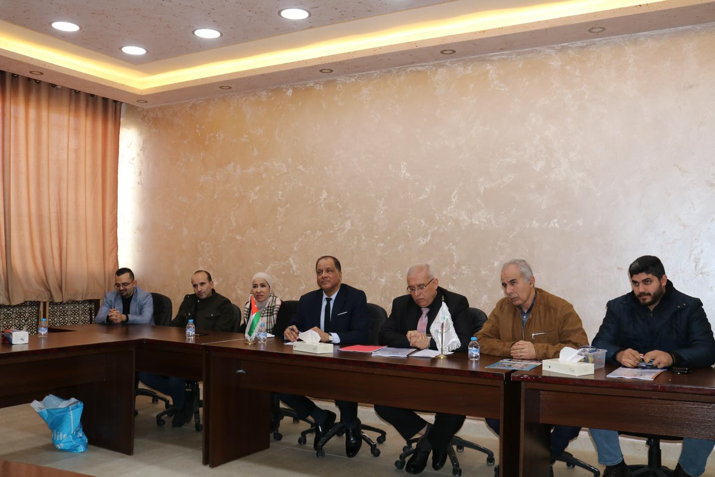 مناقشة مشاريع تخرج طلبة الهندسة والفنون التطبيقية في الكلية الجامعية العربية للتكنولوجيا