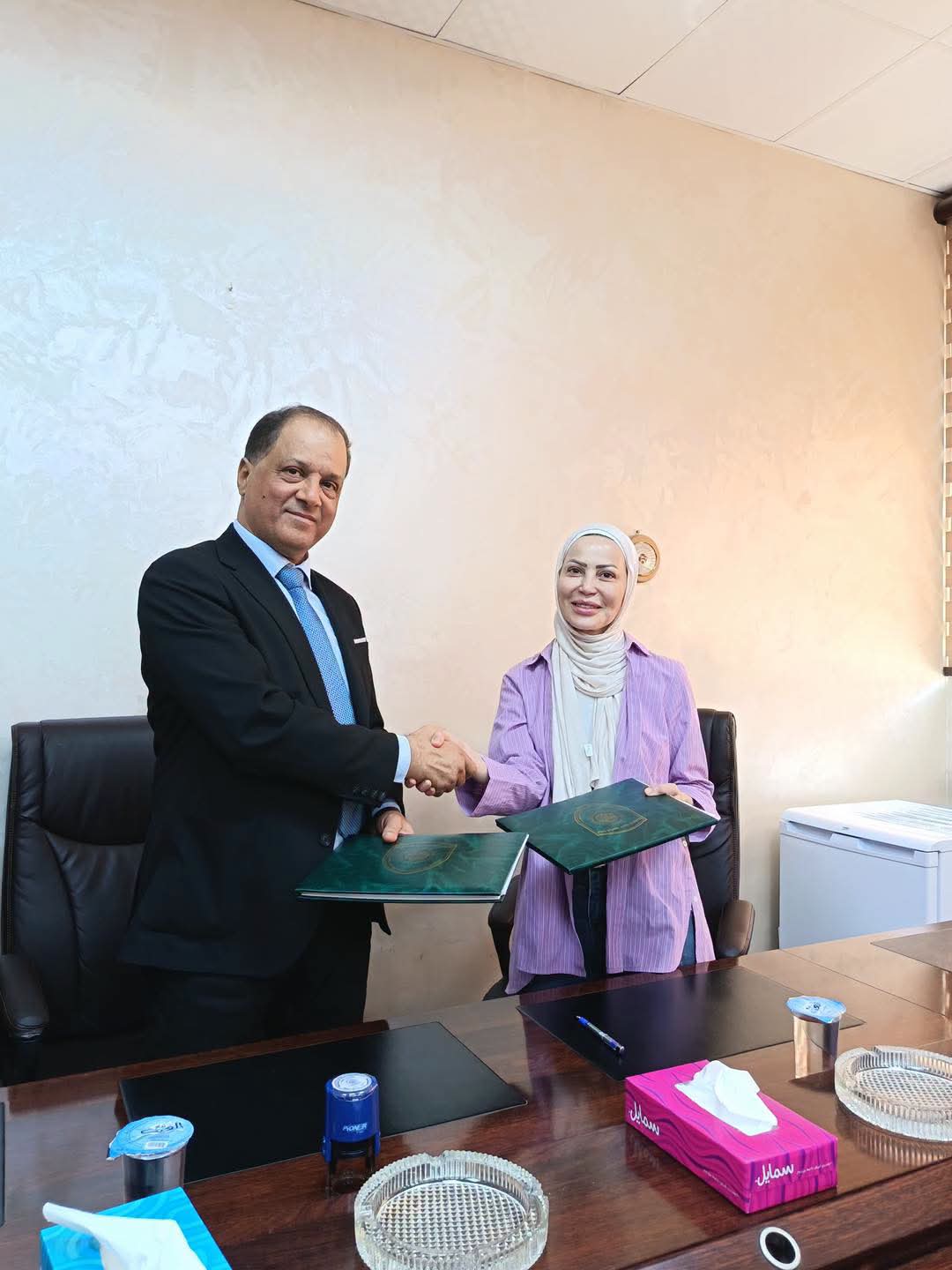 الكلية الجامعية العربية للتكنولوجيا توقع اتفاقية لدعم التطوير المؤسسي والتسويقي