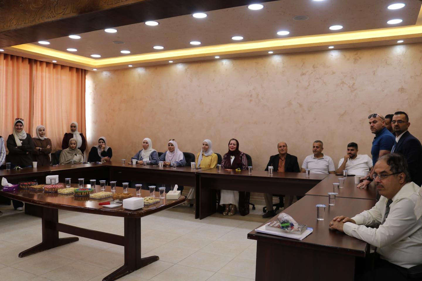 أسرة الكلية الجامعية العربية للتكنولوجيا تتبادل التهاني بمناسبة عيد الأضحى المبارك، كل عام وأنتم بخير