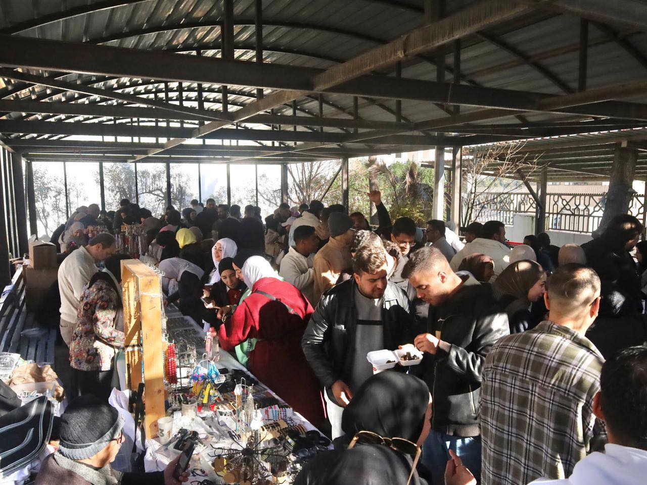 عميد الكلية الجامعية العربية للتكنولوجيا يرعى افتتاح بازار داخل حرم الكلية